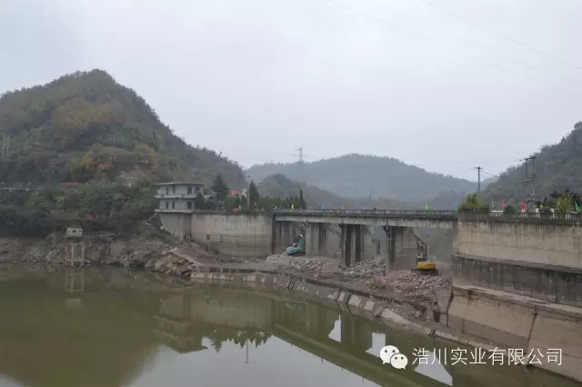 市水利水电局在浩川建设工地茅塔河水库举行现场工作会议